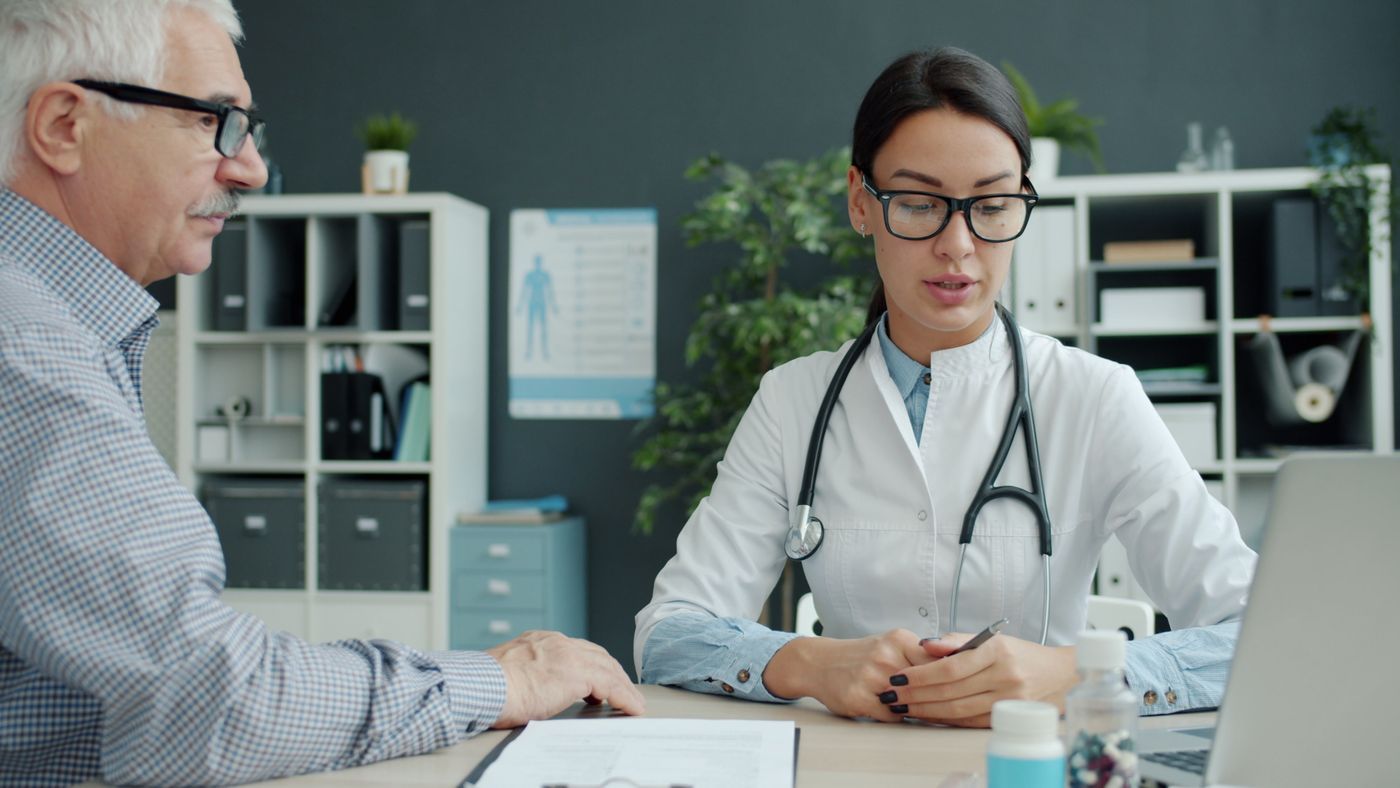Doctora atendiendo a un paciente en su consultorio