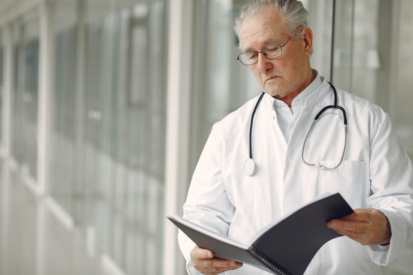 Médico especialista revisando un expediente