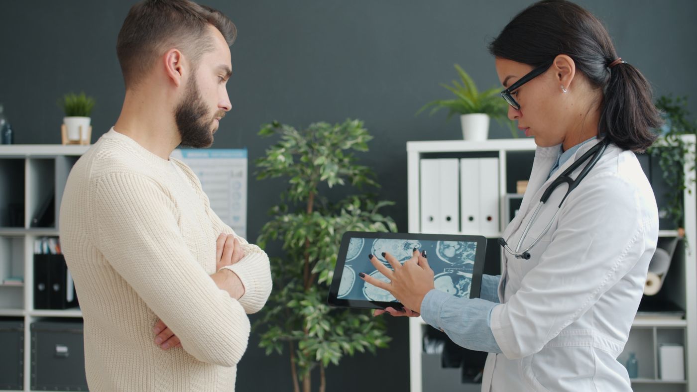 Doctora mostrando resultados en una tableta