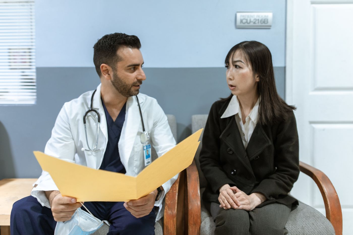 Médico explicando un informe a una paciente